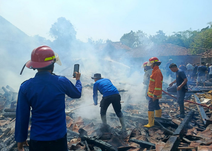 BREAKING NEWS! 3 Rumah di Sidamulya Tegal Terbakar, Kerugian Ditaksir Capai Rp500 Juta  