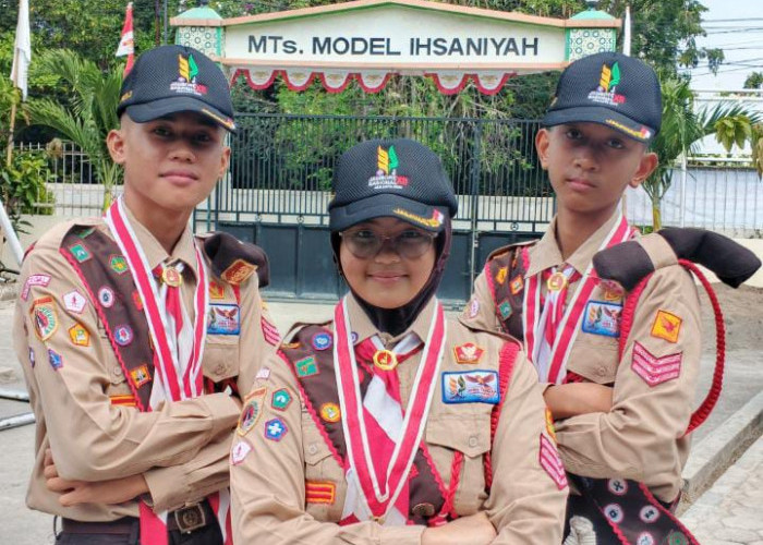 Keren! Dua Penggalang MTs Model Ihsaniyah Wakili Kota Tegal Tampil Kolonel Tongkat di Pembukaan Jamnas XII