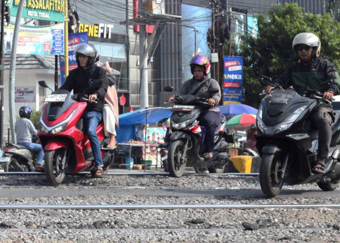 Pemeliharaan Rel KA Jalan AR Hakim Kota Tegal: Kerikil Bahayakan Pengendara