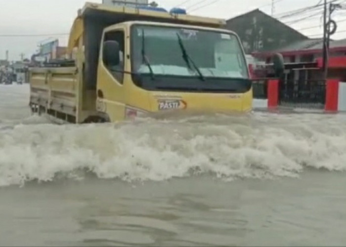 Banjir Rendam Pertigaan Blandong Comal, Arus Lalu Lintas di Pantura Terhambat, Kendaraan Dialihkan