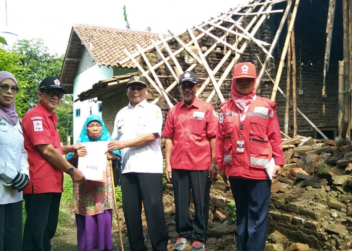 Diguyur Hujan Deras, Rumah Lansia yang Hidup Sebatangkara di Tegal Ambruk  