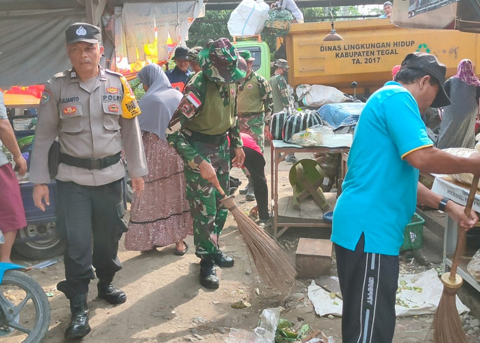 Perang Lawan Sampah, Prajurit TNI dan Polri Bersih-bersih Pasar Trayeman Slawi 