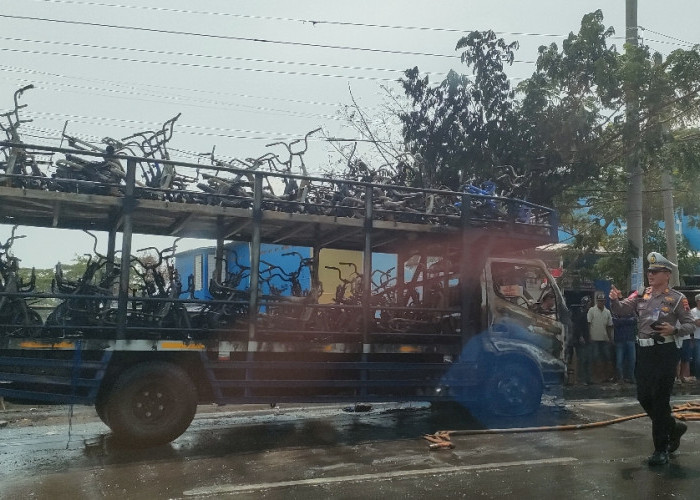 Mobil Pengangkut Sepeda Listrik di Jalur Pantura Bulakamba-Brebes Terbakar