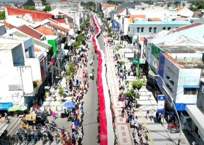 Warga Bentangkan Bendera Merah Putih Sepanjang 1 KM dalam Kirab Bersama Habib Luthfi di Tegal
