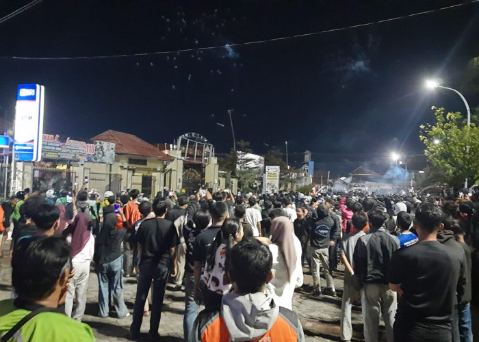 Aksi Massa di Mapolres dan Gedung DPRD Kota Tegal Berakhir, Massa Membubarkan Diri Jelang Tengah Malam