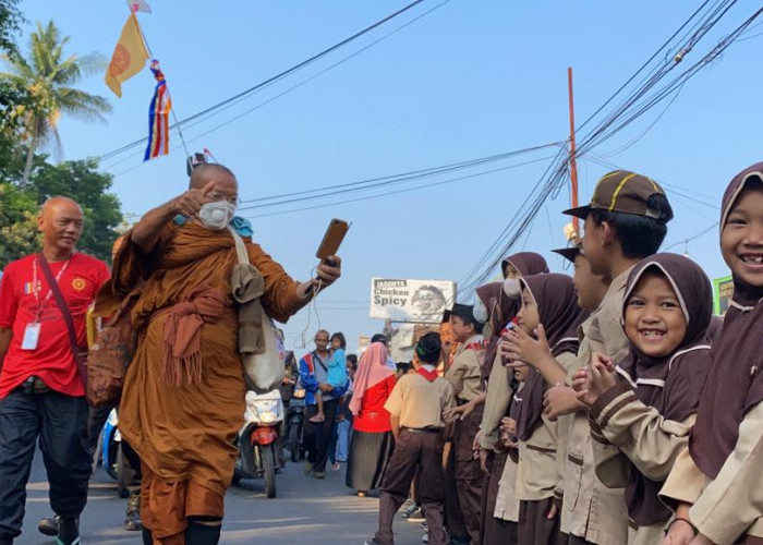 Disambut Ratusan Warga di Batang, 32 Biksu Thudong Thailand Sangat Terkesan Selama di Pantura 