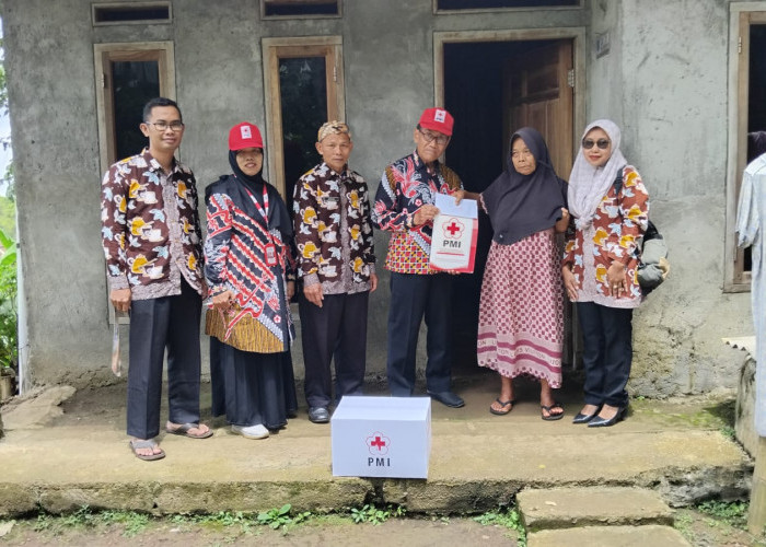 Talud Rumah Warga Tembongwah Tegal Diterjang Tanah Longsor
