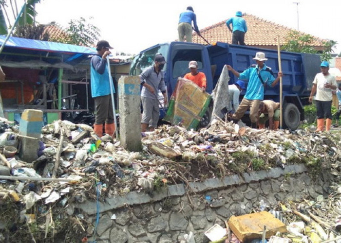 Antisipasi Banjir Limpasan, 6 Saluran Irigasi di Brebes Rutin Dibersihkan