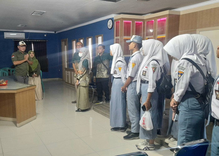 Belajar Media Online, Tim Jurnalistik SMK Satya Praja 2 Petarukan Pemalang Sambangi Radar Tegal