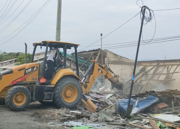 Diduga Jadi Tempat Prostitusi, 14 Bangunan Liar di Pantura Losari Brebes Dibongkar