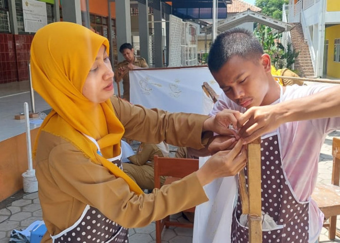 Belajar Membatik, Siswa Tuna Rungu di SLB Negeri Kabupaten Tegal Fokus Pegang Canting Bareng Guru 