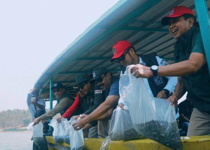 30 Ribu Benih Ikan Nila Ditebar di Waduk Cacaban Tegal, Bupati Apresiasi Kepedulian Komunitas
