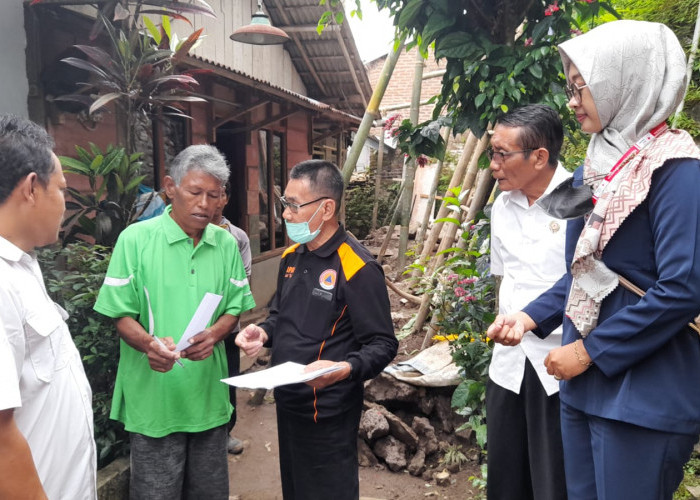 Dua Rumah Warga Kecamatan Bojong Tetimpa Longsor, PMI Beri Bantuan Uang Tunai