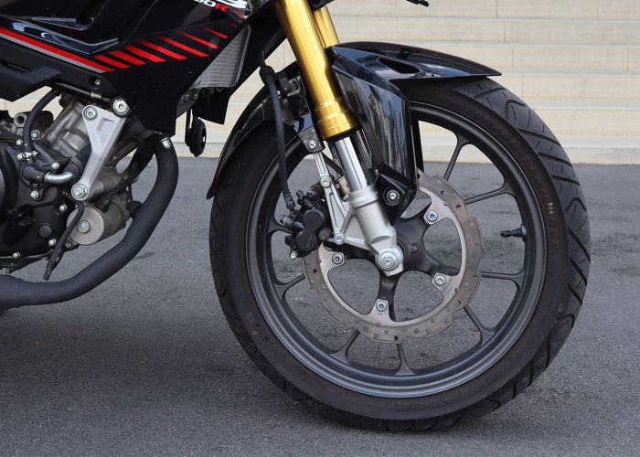 Sebaiknya Jangan Lakukan! Ini Cara Mengendarai Sepeda Motor yang Bikin Ban Cepat Aus