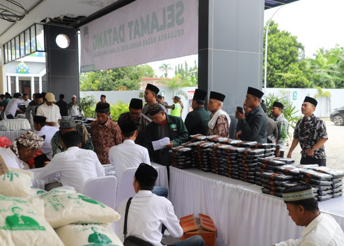 Bantu Warga, Haji Ischak Bagikan 100 Ton Beras untuk Masyarakat Jelang Ramadhan 