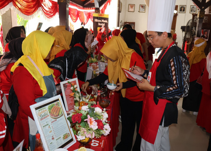 Sambut HUT RI ke-81, Emak-emak di Brebes Ikut Lomba Ngulek Sambal