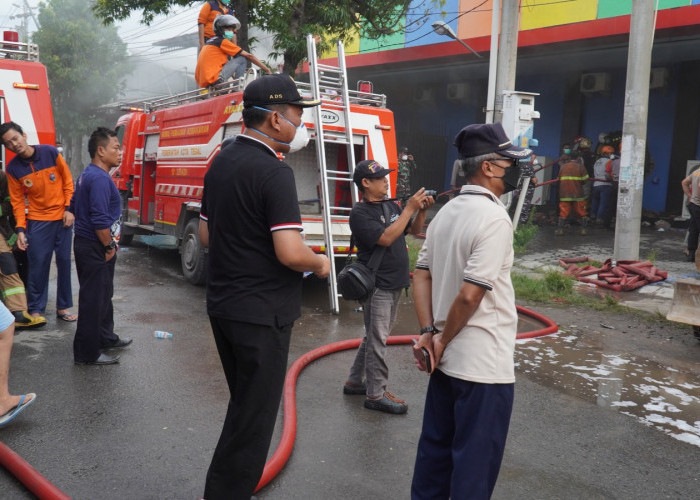 Tangani Kebakaran Tempat Karaoke di Tegal,  8 Mobil Pemadam dan Alat Berat Diturunkan