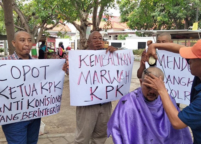 Bersyukur Ketua KPK Firli Bahuri Jadi Tersangka Dugaan Pemerasan, 5 Aktivis Antikorupsi Brebes Cukur Gundul