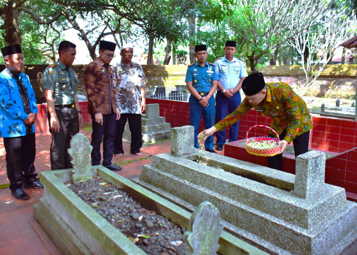 Peringati Hari Jadi ke-423, Pj Bupati Agustyarsyah Ziarah ke Makam Pendiri Kabupaten Tegal  