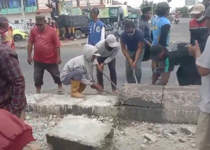 Warga Bongkar Pembatas Beton di Simpang Tiga Pejagan Brebes, Alasannya Seperti Ini