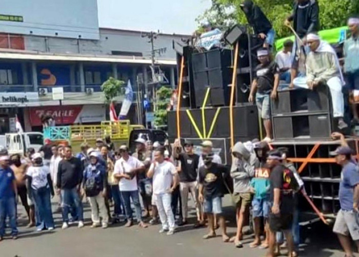 Demo Peternak Unggas Pati: Telur dan Ayam Dilempar ke Kantor Bupati