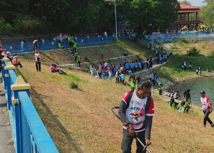 Ratusan Siswa dan Warga Turun Bersih-bersih Waduk Malahayu Brebes