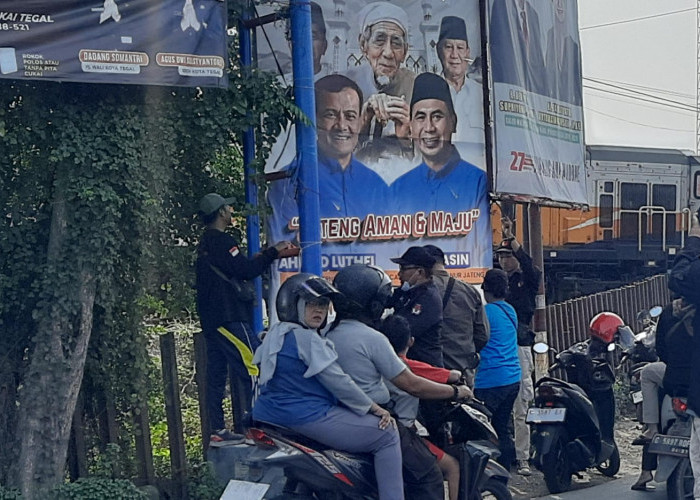 H-3 Coblosan Pilkada 2024 di Tegal, Petugas Gabungan Bersihkan Jalanan dari APK