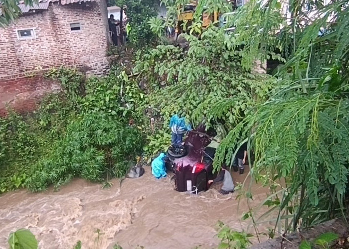 Tanah Tiba-tiba Amblas, Sebuah Mobil Terperosok ke Sungai di Brebes