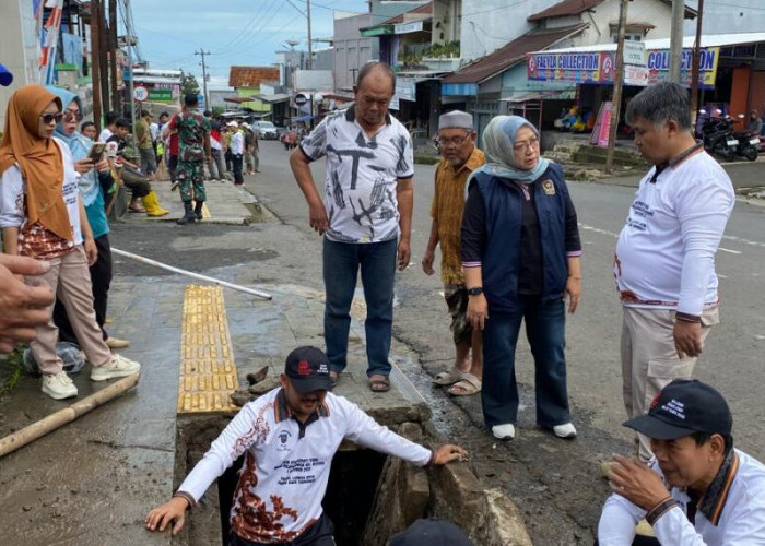 Turun ke jalan, Hj Sri Lestari Bersihkan Jalan Raya Bojong Tegal dari Sampah Banjir