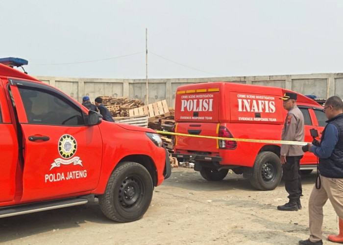 Bidlabfor Polda Jateng Olah TKP Pabrik yang Terbakar di Slatri Larangan Brebes