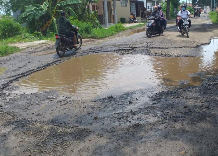 Parah, Ruas Jalan Tangglok-Songgom Brebes Jadi Kubangan, DPU: 2023 Disiapkan Rp1 Miliar untuk Perbaikan