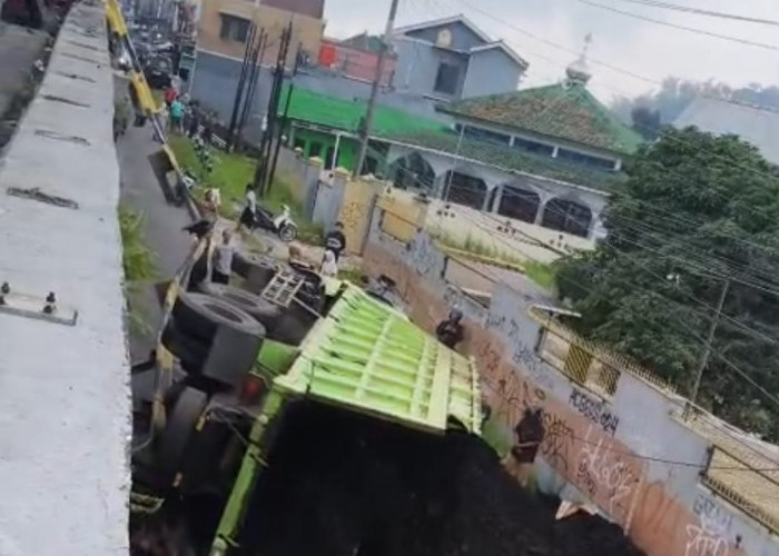 Truk Batubara Terjun dari Flyover Kretek Brebes: Mesin Mati, Sopir Selamat usai Melompat