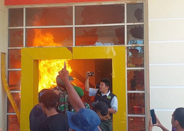 Demo Anarkis Penambang Pohuwato Anarkis, Kantor Bupati Dibakar Habis dan 10 Polisi Terluka Dilempari Batu