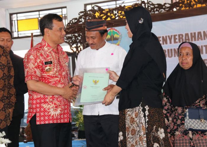 Gubernur Ahmad Luthfi Bagikan 1.065 Sertifikat Tanah ke Petani Eks Proyek Lokal Teh Jateng 