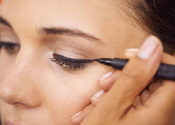 5 Bahaya Pakai Eyeliner yang Salah dan Dapat Merusak Kesehatan Mata, Catat Baik-baik Ya!