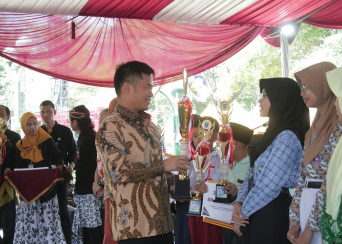Gebrakan Ischak di Slawi: Kebut Literasi, Tebar 1.000 Internet