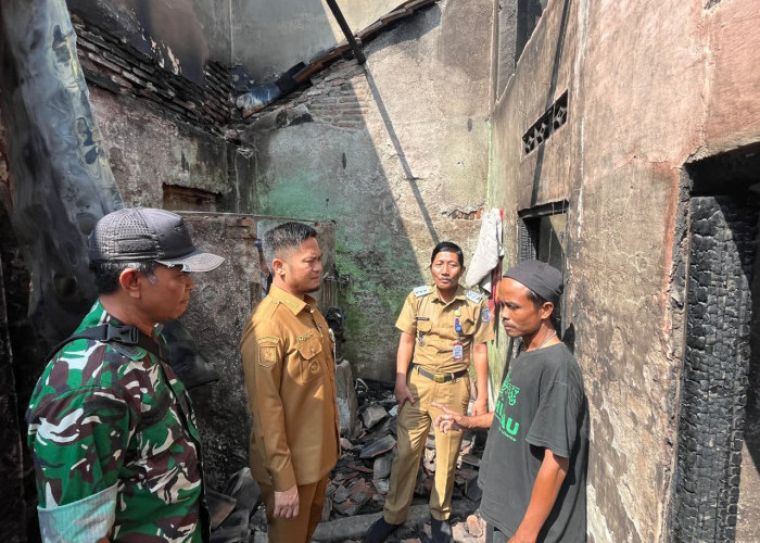 Satu Warga Meninggal, Bupati Tegal Salurkan Bantuan Lebih dari Rp20 Juta untuk Korban Kebakaran
