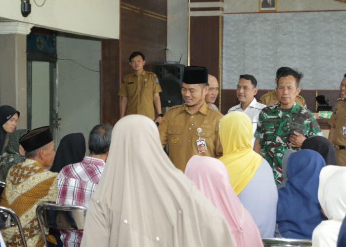 Pemkab Tegal Salurkan 860 Kg Beras untuk 86 Keluarga Terdampak Tanah Bergerak di Kajen