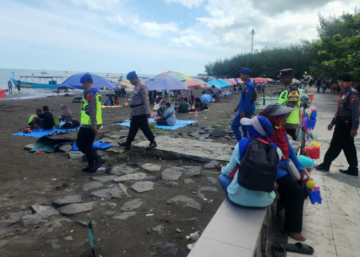 Obyek Wisata Pantai di Tegal Dipadati Pengunjung, Polisi Tingkatkan Pengamanan