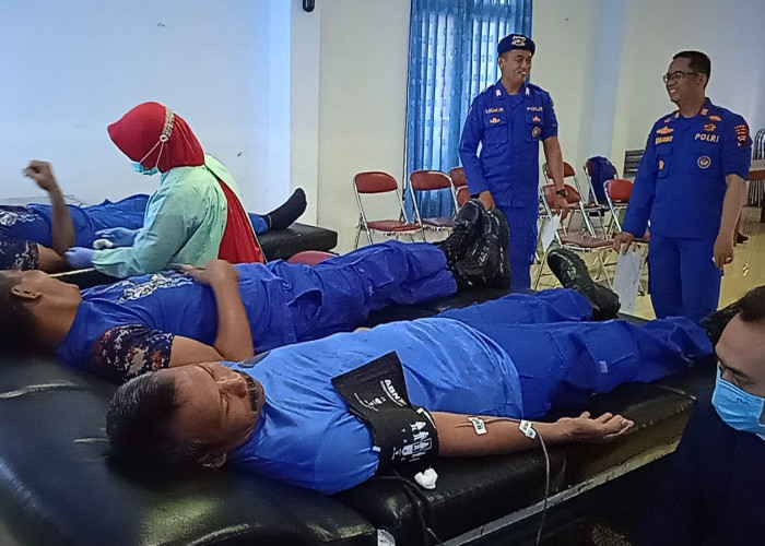 Sumbang Stok, Puluhan Anggota Polisi di Tegal Ikuti Kegiatan Donor Darah 