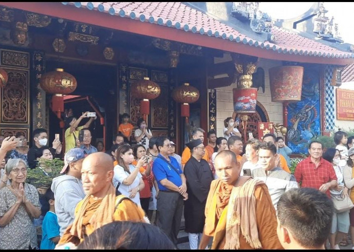 Atraksi Barongsai Sambut Kedatangan 35 Biksu Thailand di Klentheng Tek Hay Kiong Tegal