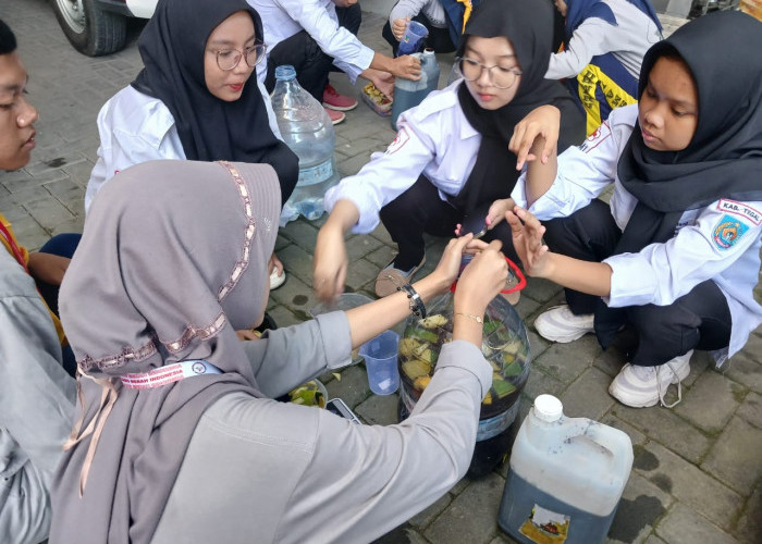 Kurangi Sampah Organik di Tegal, Relawan PMI Diajari Eco Enzyme