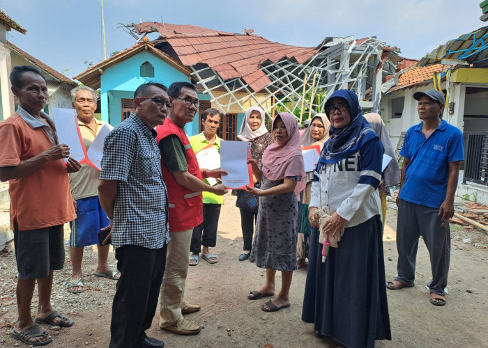 Angin Kencang Rusak 39 Rumah di Kabupaten Tegal, PMI Salurkan Bantuan Uang Tunai  