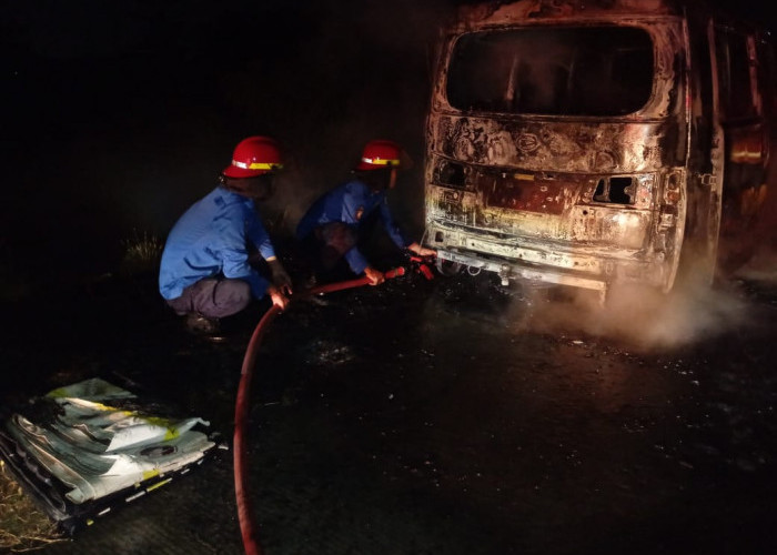 Apes! Melintas di Jalan Tol Tegal, Mobil Mini Bus Asal Trenggalek Ludes Terbakar