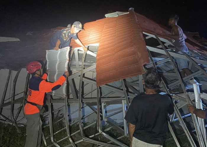 Puting Beliung Terjang Desa Dermasuci Tegal, Atap 2 Rumah Warga Kabur Tersapu Angin