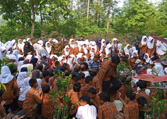 6 Siswanya Tersambar Petir, SMPN 02 Bumiayu Kibarkan Bendera Setengah Tiang