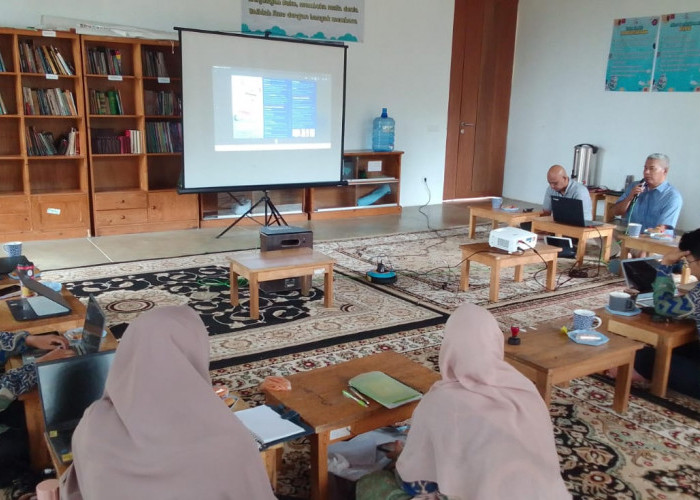 SMP Alam Gunung Mendelem Pemalang Sinergi Bareng Radar Tegal Sosialisasikan Literasi Sekolah Digital