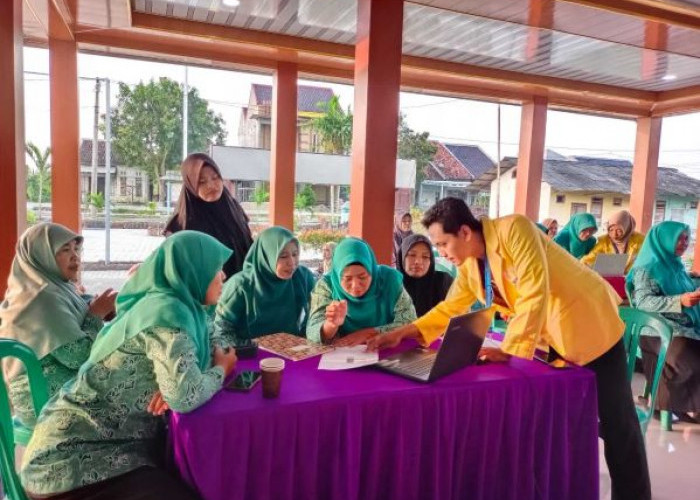  Bersama Mahasiswa, Emak-emak di Desa Ini Berlatih Operasikan Komputer 