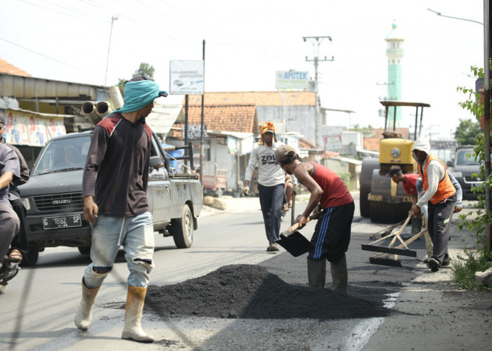 Dikebut, Perbaikan Jalan Protokol Kabupaten Tegal Dipastikan Rampung Sebelum Lebaran  