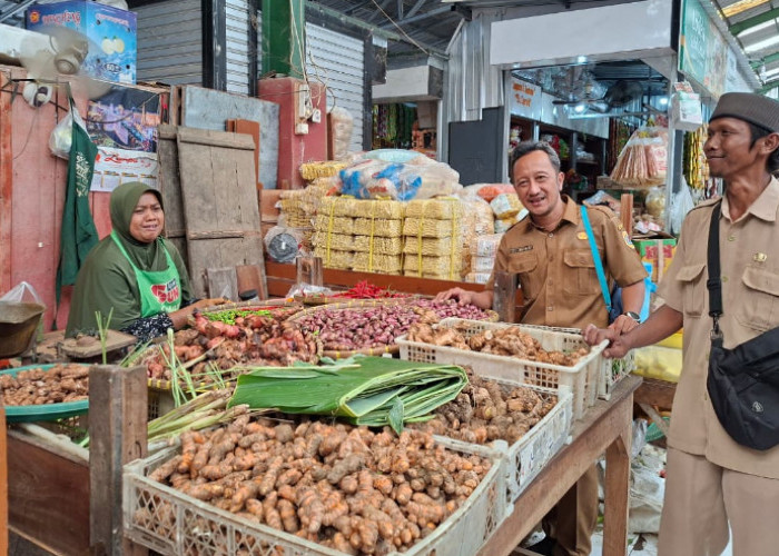 Cegah Peredaran Bawang Bombai Mini di Brebes, Dinkopumdag Sidak Pasar Tradisional